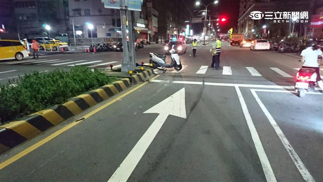 2車不甩警攔查　衝撞警車分道逃亡