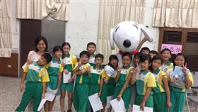 玩偶醫師好溫暖　陪孩子打疫苗不哭哭　中央社