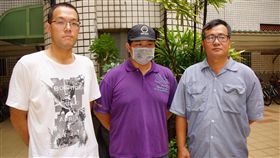 被劫輪機長將返台 罹難船長家屬要接機
台灣船東登記阿曼籍漁船Naham 3號船員遭海盜劫持4年
半獲釋，歷劫歸來的輪機長沈瑞章26日返台，罹難的鍾
姓船長長子（前左起）、次子及吳姓妻舅25日受訪表示
將北上接機。
中央社記者程啟峰高雄攝 105年10月25日