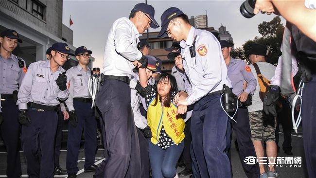抗議民眾衝進立院　遭警方強制驅離