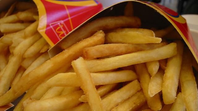 薯條「無桌沾醬」超惱人　他一招神解