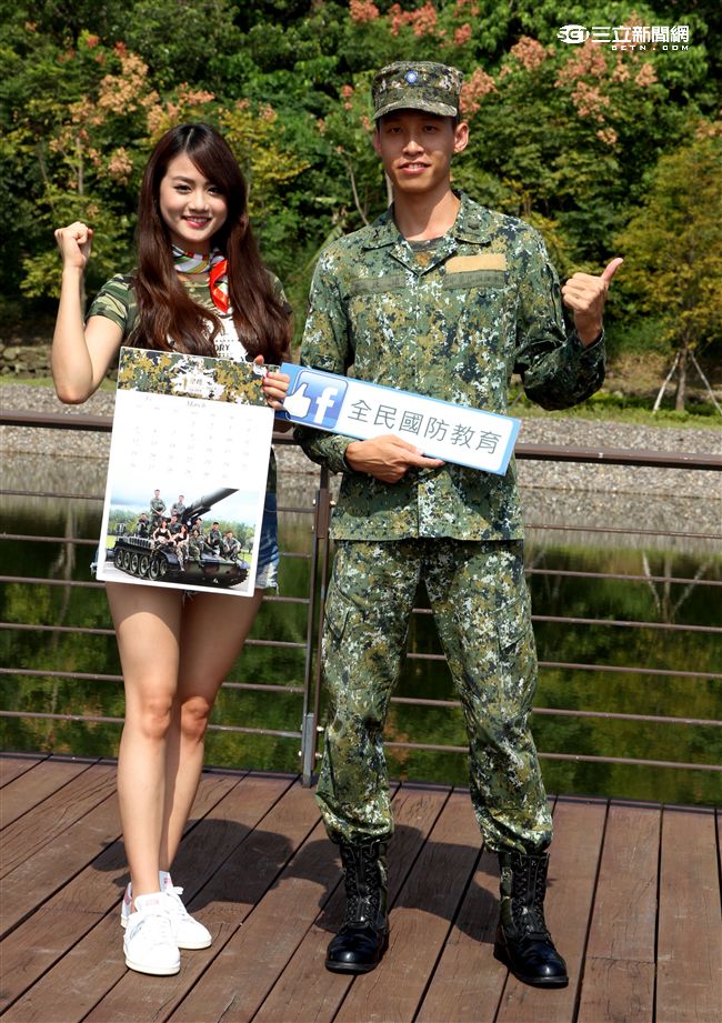 國軍與長榮空服員愛心年曆與桌曆1至12月主題，融入國防自主政策，與國軍堅實的戰力相結合，彰顯軍民共享榮耀，邀請民眾一同做公益。（記者邱榮吉/攝影）