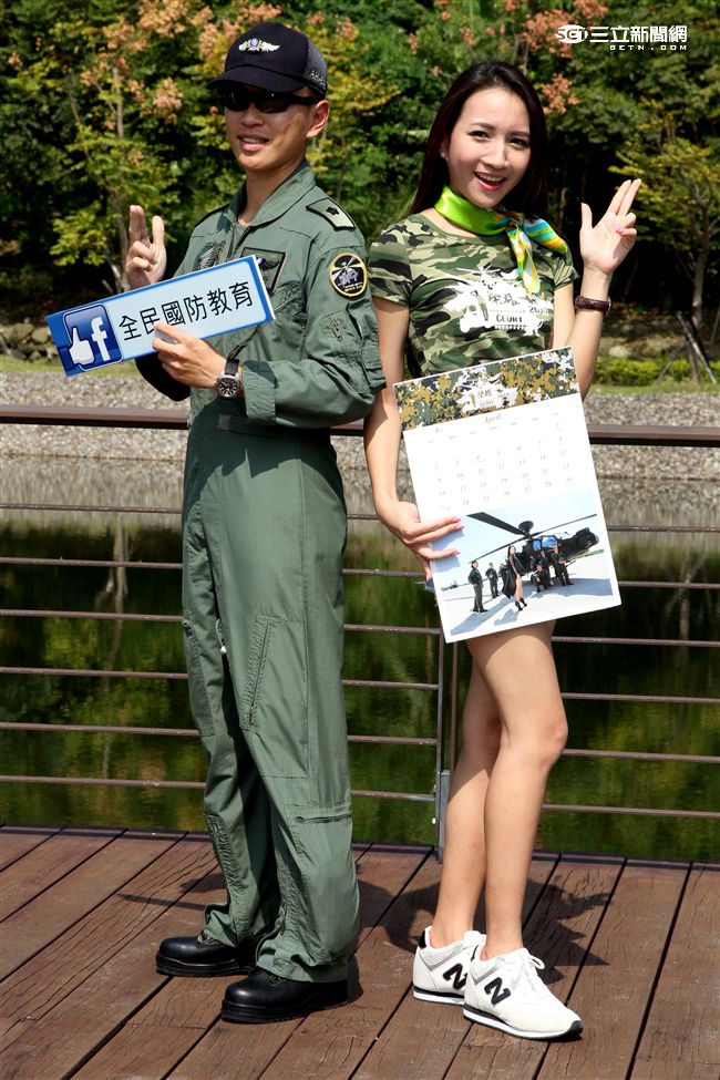國軍與長榮空服員愛心年曆與桌曆1至12月主題，融入國防自主政策，與國軍堅實的戰力相結合，彰顯軍民共享榮耀，邀請民眾一同做公益。（記者邱榮吉/攝影）