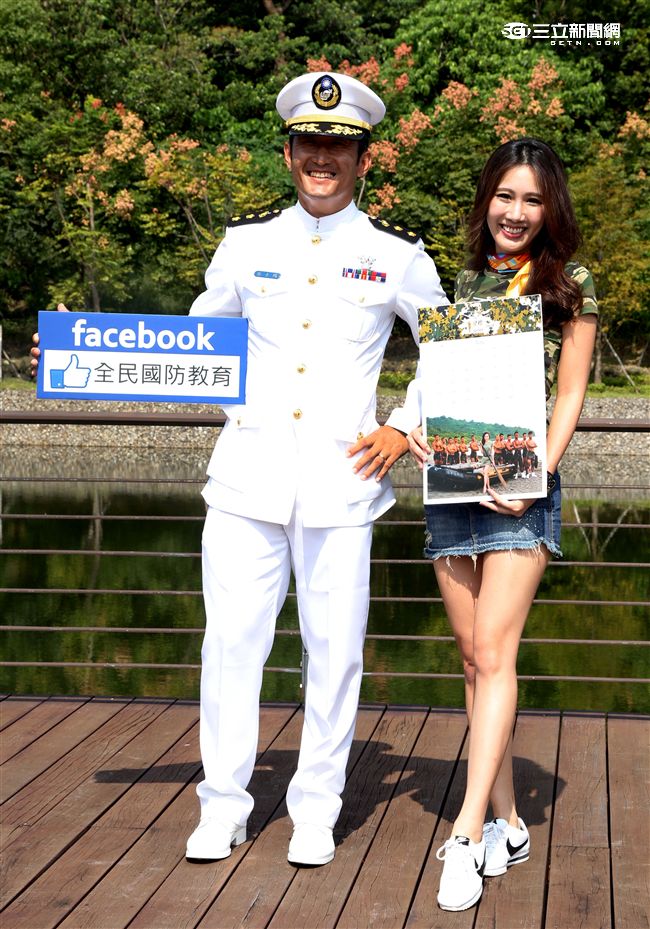 國軍與長榮空服員愛心年曆與桌曆1至12月主題，融入國防自主政策，與國軍堅實的戰力相結合，彰顯軍民共享榮耀，邀請民眾一同做公益。（記者邱榮吉/攝影）