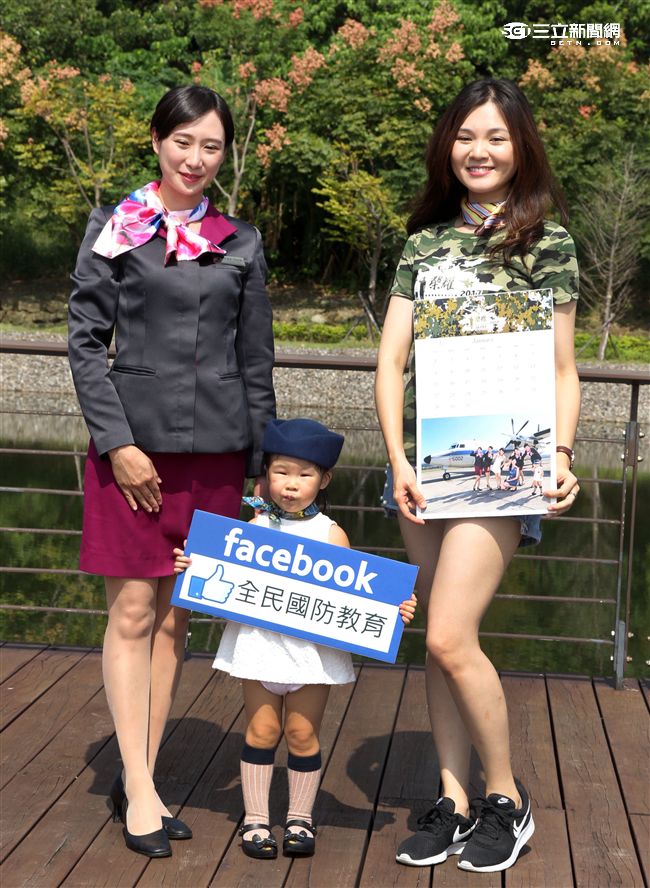 國軍與長榮空服員愛心年曆與桌曆1至12月主題，融入國防自主政策，與國軍堅實的戰力相結合，彰顯軍民共享榮耀，邀請民眾一同做公益。（記者邱榮吉/攝影）