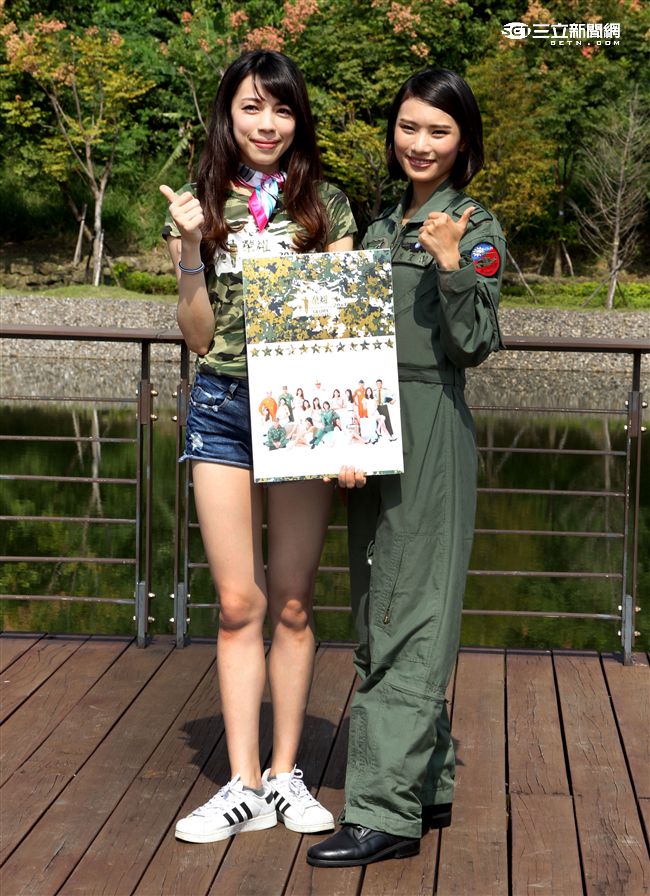 國軍與長榮空服員愛心年曆與桌曆1至12月主題，融入國防自主政策，與國軍堅實的戰力相結合，彰顯軍民共享榮耀，邀請民眾一同做公益。（記者邱榮吉/攝影）