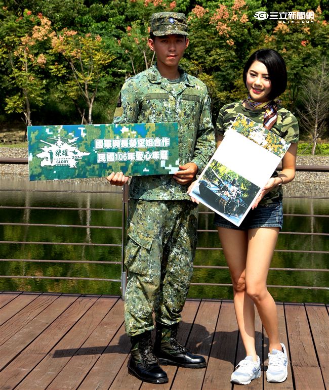 國軍與長榮空服員愛心年曆與桌曆1至12月主題，融入國防自主政策，與國軍堅實的戰力相結合，彰顯軍民共享榮耀，邀請民眾一同做公益。（記者邱榮吉/攝影）