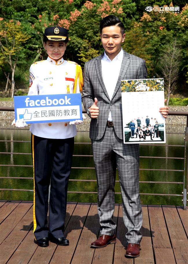 國軍與長榮空服員愛心年曆與桌曆1至12月主題，融入國防自主政策，與國軍堅實的戰力相結合，彰顯軍民共享榮耀，邀請民眾一同做公益。（記者邱榮吉/攝影）