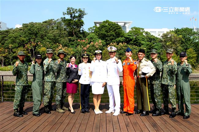 國軍與長榮空服員愛心年曆與桌曆1至12月主題，融入國防自主政策，與國軍堅實的戰力相結合，彰顯軍民共享榮耀，邀請民眾一同做公益。（記者邱榮吉/攝影）