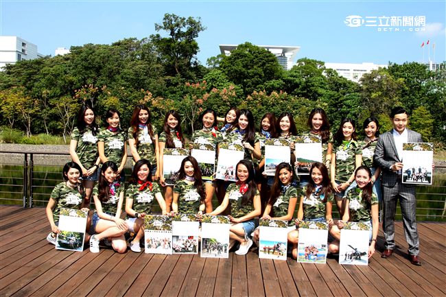 國軍與長榮空服員愛心年曆與桌曆1至12月主題，融入國防自主政策，與國軍堅實的戰力相結合，彰顯軍民共享榮耀，邀請民眾一同做公益。（記者邱榮吉/攝影）