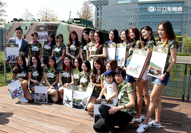 國軍與長榮空服員愛心年曆與桌曆1至12月主題，融入國防自主政策，與國軍堅實的戰力相結合，彰顯軍民共享榮耀，邀請民眾一同做公益。（記者邱榮吉/攝影）