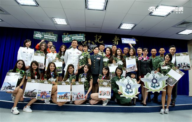 國軍與長榮空服員愛心年曆與桌曆1至12月主題，融入國防自主政策，與國軍堅實的戰力相結合，彰顯軍民共享榮耀，邀請民眾一同做公益。（記者邱榮吉/攝影）