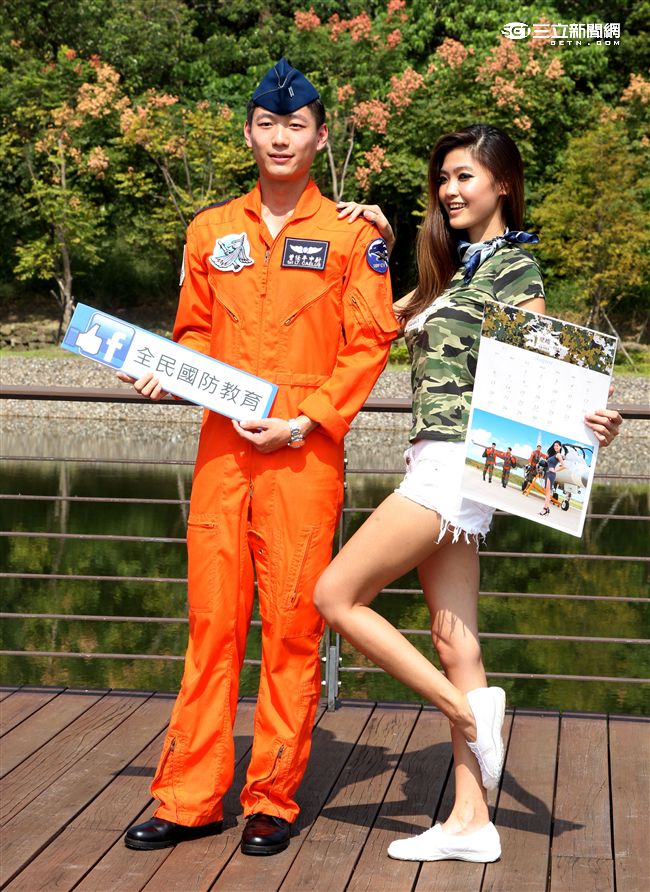 國軍與長榮空服員愛心年曆與桌曆1至12月主題，融入國防自主政策，與國軍堅實的戰力相結合，彰顯軍民共享榮耀，邀請民眾一同做公益。（記者邱榮吉/攝影）