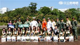 國軍與長榮空服員愛心年曆與桌曆1至12月主題，融入國防自主政策，與國軍堅實的戰力相結合，彰顯軍民共享榮耀，邀請民眾一同做公益。（記者邱榮吉/攝影）