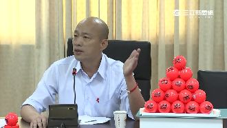 段宜康抓菜蟲　反遭轟「小鱉三」