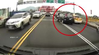 把關渡橋當奈何橋？2車互超撞車收場