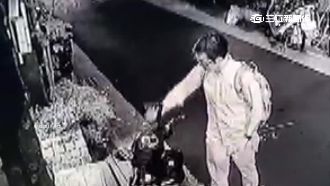 「折鏡哥」現身　沿路扳斷機車後照鏡