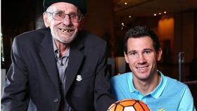 老翁賀赫克澤格（Steve Herczeg）http://www.townsvillebulletin.com.au/sport/socceroo-died-from-oxygen-supply-error/news-story/1443b3334f6434fac507012847de9bf7