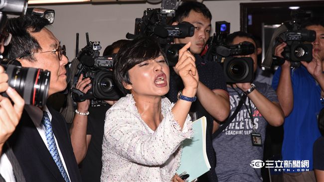 一例一休吵不完　藍綠營互喊話爆衝突