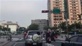 爆料公社爆料西門町紅綠燈壞掉，行人像玩紅綠燈。(圖/翻攝自爆料公社臉書)https://www.facebook.com/%E7%88%86%E6%96%99%E5%85%AC%E7%A4%BE-162608724089621/?fref=ts