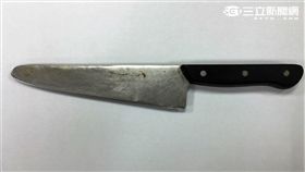 吳男持刀嗆聲排隊買速食的吳男並割傷對方後頸（翻攝畫面）