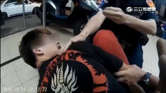 「再動手會斷！」3員警街頭壓制毒蟲