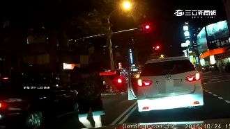 怪男攔車自稱警察　見報警闖紅燈逃逸