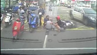 倒車害老翁重摔　貨車駕駛竟開車離開