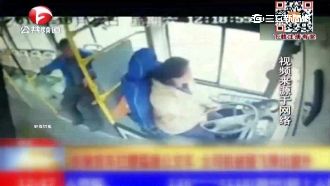 公車遭貨車追撞　女司機瞬間彈飛