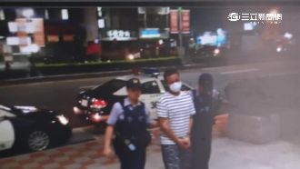 賓士車未熄火引賊　車主見狀當街扭打