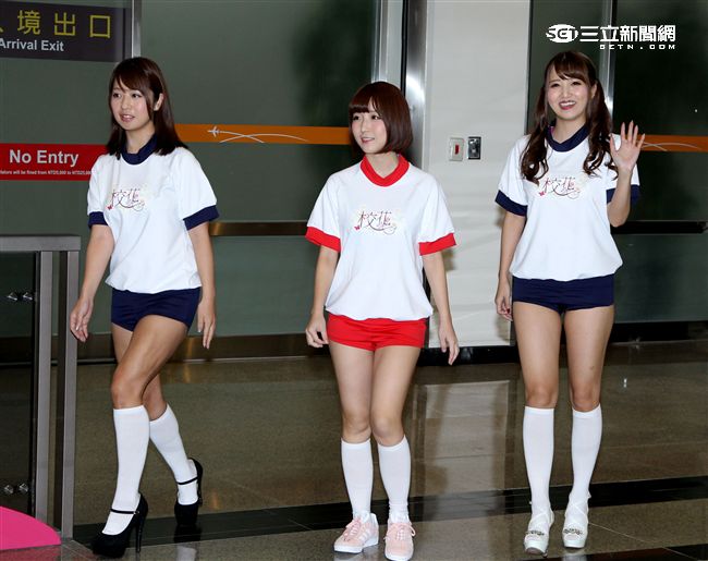 日本女優佐倉絆（中）率領友田彩也香（右）、尾上若葉代言「校花的貼身高手」手遊，來台尋找貼身保護的高手。（記者邱榮吉/攝影）