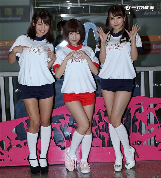 日本女優佐倉絆（中）率領友田彩也香（右）、尾上若葉代言「校花的貼身高手」手遊，來台尋找貼身保護的高手。（記者邱榮吉/攝影）