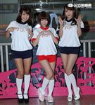 日本女優佐倉絆（中）率領友田彩也香（右）、尾上若葉代言「校花的貼身高手」手遊，來台尋找貼身保護的高手。（記者邱榮吉/攝影）