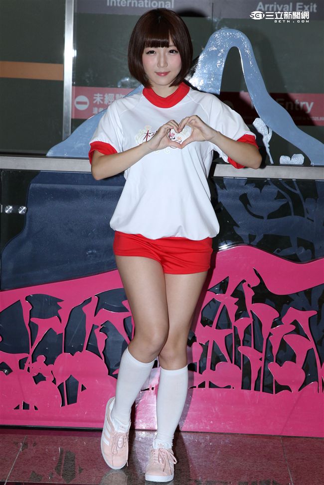 日本女優代言「校花的貼身高手」手遊，來台尋找貼身保護的高手。（記者邱榮吉/攝影）