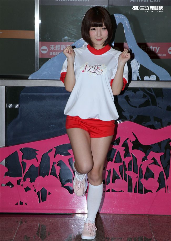 日本女優佐倉絆代言「校花的貼身高手」手遊，來台尋找貼身保護的高手。（記者邱榮吉/攝影）