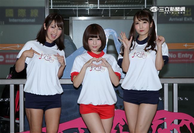 日本女優佐倉絆（中）率領友田彩也香（右）、尾上若葉代言「校花的貼身高手」手遊，來台尋找貼身保護的高手。（記者邱榮吉/攝影）