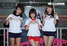 日本女優佐倉絆（中）率領友田彩也香（右）、尾上若葉代言「校花的貼身高手」手遊，來台尋找貼身保護的高手。（記者邱榮吉/攝影）