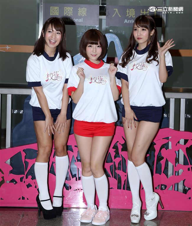 日本女優佐倉絆（中）率領友田彩也香（右）、尾上若葉代言「校花的貼身高手」手遊，來台尋找貼身保護的高手。（記者邱榮吉/攝影）