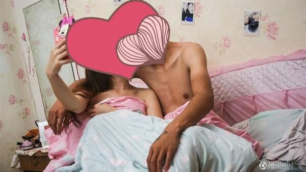「藍瘦香菇」哥好閃　和女友床照曝光