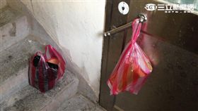 沈瑞章七堵家門掛金紙及過火火爐　周家緯攝