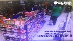 劉男至小吃店想吃霸王餐遭拒後竟持拐杖搶劫櫃台現金後離開（翻攝畫面）