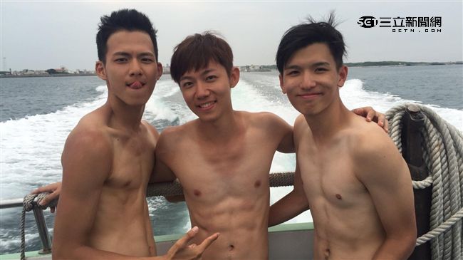 極品小鮮肉　性感入浴遭偷拍