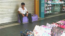 布包,布包爺爺,徐爺爺,82歲,松山,松山捷運站,松山車站,養家,溫情,溫暖,幫助,愛心-記者施佩儀攝（１６：９）