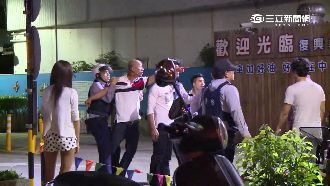 看不順眼爆群毆！警局門口撂人繼續打