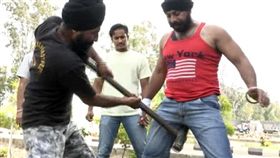 印度,鋼鐵人,辛格,自衛術,空手道,鐵鎚,下體,特技演員,世界紀錄,特技(http://www.dailymail.co.uk/news/article-3867566/That-s-groin-hurt-India-s-man-steel-endures-SLEDGEHAMMER-privates-run-car-bizarre-record-breaking-bid.html)