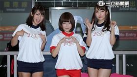 日本女優佐倉絆（中）率領友田彩也香（右）、尾上若葉代言「校花的貼身高手」手遊，來台尋找貼身保護的高手。（記者邱榮吉/攝影）