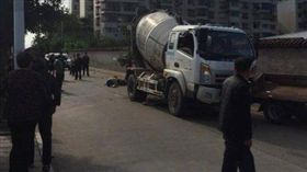 中國大陸四川驚傳水泥灌裝車壓死婦人（圖／翻攝自四川在線）