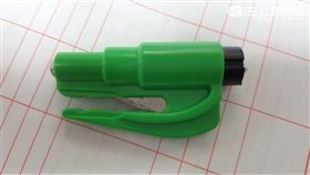 王姓婦人粗心將遙控器留在車上，導致女兒誤按啟動車門鎖，警消獲報破窗將人救出（翻攝畫面）