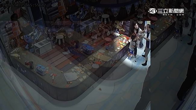 阿公認錯孫女拉人　母控親子餐廳漠視