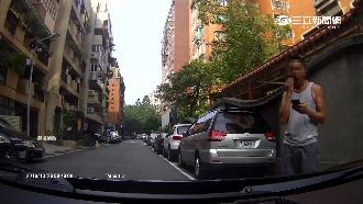 無視來車！肌肉男佔車位　拒走嗆報警